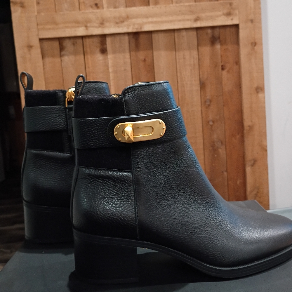 Donna Karan Women's Thompson Black Leather Ankle Bootie w Gold Accent Size 7 New